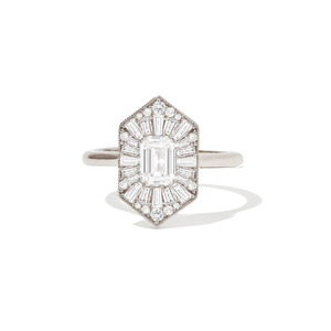 แหวนหมั้นเพชรทรงบาแก็ตต์หกเหลี่ยมแบบฮาโล ทองคำขาว 14K เพชรเพาะเลี้ยง - Product Image 1