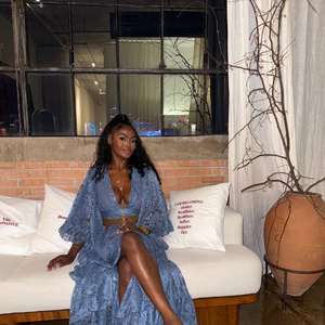 Robe fluide Maggie en denim et dentelle, manches cloche amples, décolleté plongeant, silhouette asymétrique fluide, confectionnée en dentelle corde complexe - Product Image 2