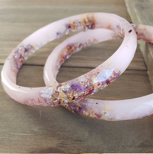 Lot de bracelets en résine brillante et colorée, conçus avec des nuances arc-en-ciel claires et contrastées, disponibles à prix de gros. - Product Image 6