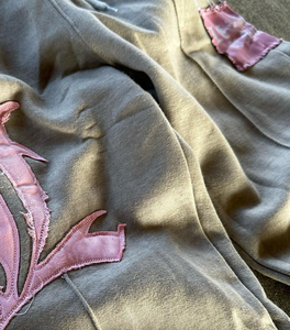 Ensemble de survêtement streetwear pour homme gris et rose avec appliqué, sweat à capuche et pantalon de survêtement à manches longues, coupe ample avec cordon de serrage, automne, adulte - Product Image 4