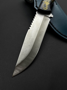 Cuchillo de Caza de Acero Alemán, Hoja Fija con Borde Parcialmente Dentado, Mango de Resina Epoxi con Diseño de Piña, Funda de Cuero Duradera y Ligera - Product Image 4