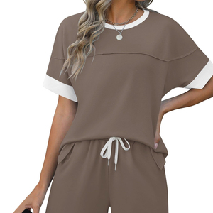 Ensemble deux pièces en coton pour femmes, logo et emballage personnalisés de haute qualité, prix bas, t-shirt et short. - Product Image 1