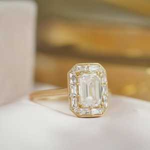 แหวนเพชรทรงเอเมอรัลด์คัทเพาะเลี้ยงในห้องปฏิบัติการ ขายส่ง ทอง 14k 1.97 กะรัต สไตล์อาร์ตเดโค ฝรั่งเศสคัท ทรงบาแกตต์ แบบคลัสเตอร์ ผลิตโดยโรงงาน - Product Image 6