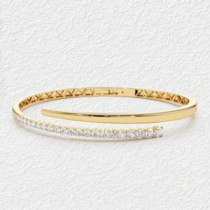 Bracelet jonc ouvert en or 14 carats fait main, diamant certifié IGI, diamant de laboratoire taillé, style tennis pavé, bijoux de luxe raffinés - Product Image 1