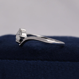 Anillo de Compromiso de Diamantes Redondos para Mujer, Engaste de Garras, Diseño Geométrico Clásico - Product Image 4