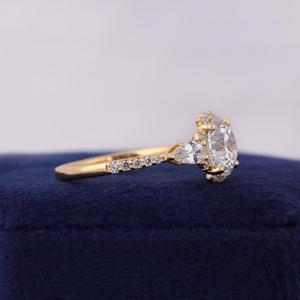 Anillo de Oro Amarillo Macizo con Diamante de Corte Redondo, Engaste Halo, Banda Sencilla con Pavé y Detalles Laterales en Forma de Pera, Joyería de Compromiso Nupcial de Tres Piedras - Product Image 2