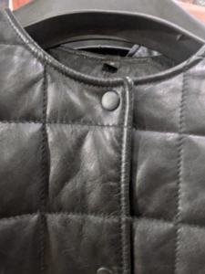 Blouson bomber de haute qualité, coupe-vent, matelassé, motif de coutures carrées, en cuir de vachette, col rond/bande personnalisé, design moderne. - Product Image 5