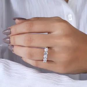 Elegante Anillo de Plata Plateada con Cinco Piedras de Cristal de Corte Redondo para Mujer, Joyería Minimalista para Regalo de Aniversario de Bodas o Compromiso - Product Image 5