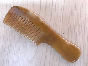 ZONE ARTISANALE Peigne démêlant moderne en corne de buffle naturelle, écologique et fait main, en forme de décoration de mariage de l'Uttar Pradesh - Product Image 4