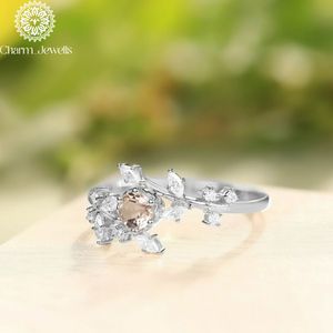Bague de fiançailles en moissanite taille coussin Charm Jewels, plaqué or rose 18 carats, sertie à griffes, certifiée IGI, pour femme, romantique - Product Image 4