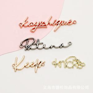 Accesorios de Aleación de Zinc Duraderos con Diseño Personalizado y Logotipo Metálico Dorado Impreso en Serigrafía para Ropa y Bolsos - Product Image 3