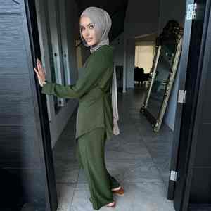 Abaya Moderna con Detalles de Perlas para Mujer Musulmana, Estilo Casual y Elegante, para Uso Diario, Larga hasta el Suelo, Manga Larga, Cuello Barco, Ligera - Product Image 4