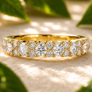 Anillo de media eternidad de oro amarillo de 14 quilates con diamantes cultivados en laboratorio, diseño festoneado con diamantes cultivados en laboratorio redondos en montura compartida, anillo de boda para mujer. - Product Image 1