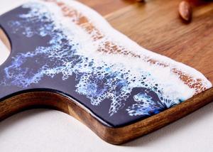 Planche à découper en bois et résine époxy de luxe, faite à la main, décorative, pour la cuisine et le service - Product Image 4