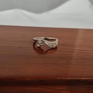 Bague de cocktail vintage à motif floral pour femme, design filigrané élégant, finition polie, pour mariage et soirée - Product Image 1