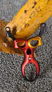 Tirachinas Premium de Aluminio Rojo y Dorado con Empuñaduras Ergonómicas Negras, Estructura Resistente, Equipo Deportivo para Exteriores, Portátil - Product Image 5