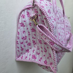 Bolsa de Lona de Algodón Acolchada con Estampado Floral, Hecha a Mano, Ligera, de Primera Calidad, con Cierre de Cremallera y Dos Asas para Llevar al Hombro - Product Image 6
