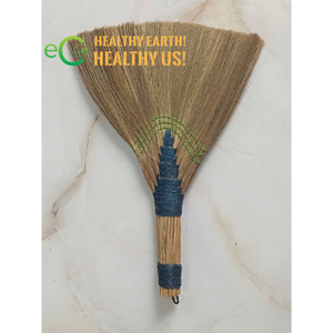 Escoba de mano ecológica de fibra natural pequeña al por mayor - Cepillo portátil para limpieza de teclado de escritorio con mango de bambú - Escoba de hierba hecha a mano - Product Image 4