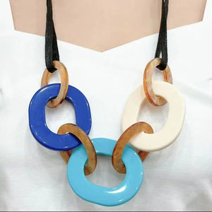 Collier bib bohème tendance pour femme, avec tranches de noix bleues bio, en copeaux de bois superposés, style statement, cordon réglable - Product Image 1