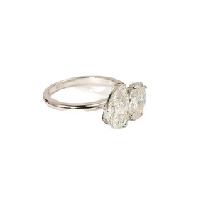 Bague Toi et Moi à deux pierres en or massif 10K 14K 18K, sertie à griffes, avec diamants de laboratoire ovales et en forme de poire, couleur DEF, clarté VS VVS, certifiée IGI - Product Image 4