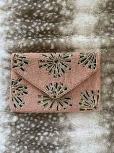 Pochette enveloppe artisanale perlée de perles de rocaille, très appréciée, pour mariage, événement, soirée, sac à bandoulière, sac à main de soirée artistique et tendance pour femme - Product Image 4