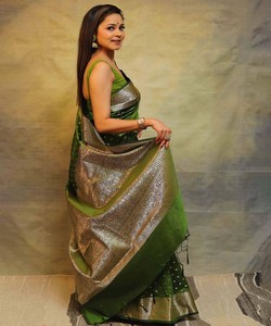 Sari de Seda Verde, Vestido de Boda Tradicional Indio, Estilo Banarasi con Borde Decorado, Largo hasta el Suelo, Ropa para Mujer - Product Image 4
