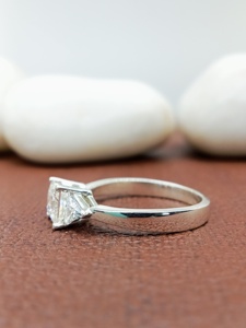 Anillo de Compromiso y Boda D'VINS JEWELS, Diseño de Princesa Triangular, Corte Brillante, Color D, Blanco, Plateado, Dorado, con Diamantes Cultivados en Laboratorio - Product Image 3