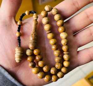 Rosario Musulmán Tasbih Islámico de 51 Cuentas de Madera para Oración - Product Image 1