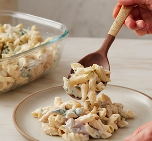 Ensemble de fourchettes et cuillères à salade en bois artisanal avec manches en métal gravées or, design minimaliste, couverts pour la restauration - Product Image 6
