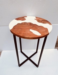 Table basse ronde en bois de manguier de style farmhouse, nouveau design, avec incrustation en résine époxy et base en métal noir, prix de gros abordable - Product Image 2