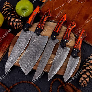 Juego de Cuchillos de Chef Profesionales Forjados a Mano en Acero de Damasco con Aspecto Martillado Único, Espiga Completa, Ligeros, con Mangos de Madera Roja - Product Image 4