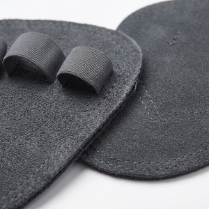 Sangles de poignet réglables en néoprène noir avec fermeture auto-agrippante pour la protection professionnelle des paumes lors des soulevés de terre et des tractions en salle de sport - Product Image 6