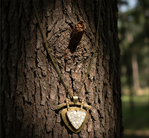 Collar con Colgante de Escudo Texturizado de Mosaico de Hueso Hecho a Mano con Cadena Dorada de Moda en Forma de Corazón para Fiesta - Product Image 5