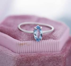 แหวนโทแพซทรงมาร์คีส์สีฟ้าธรรมชาติแท้ ประดับบนตัวเรือนเงินแท้ชุบทอง 14K เหมาะสำหรับงานหมั้น งานแต่งงาน วันครบรอบ และใส่ซ้อนกับแหวนอื่นๆ - Product Image 3