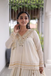 Salwar Kameez Tradicional de Algodón Crema para Mujer con Bordado Dorado, Corte Holgado y Largo hasta el Suelo, Ideal para Bodas y Diwali - Product Image 2