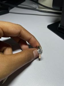 แหวนเพชรทรงกลมคลาสสิกชุบทองคำขาว 9K ประดับเพชรแล็บโกรว์ 1 กะรัต สีขาวและสีเหลือง - Product Image 5