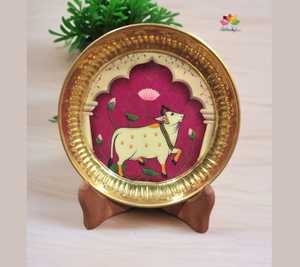 Placa Decorativa Moderna Pintada a Mano de Latón con Diseño de Vaca, Fondo Marrón, Hecha a Mano, Artística, para Exhibición en Pared, Ecológica, Personalizable - Product Image 1