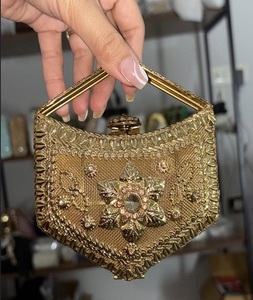 Bolso de mano Kundan hecho a mano, chapado en oro, con adornos tradicionales, para mujer, para bodas, fiestas y eventos festivos. - Product Image 5