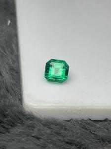พลอยมรกตสีเขียวธรรมชาติทรงแปดเหลี่ยมสำหรับทำเครื่องประดับ - Product Image 1