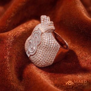 Anillo de boda para hombre con microincrustaciones de moissanita en tono oro rosa, diseño de bolsa de dinero, estilo hip hop, para uso de moda. - Product Image 3