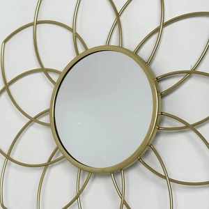 Miroir élégant en métal de haute qualité, qui se révèle finalement une fusion radieuse de résilience, de raffinement et d'art lumineux. - Product Image 5