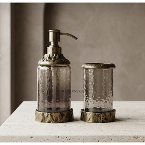 Distributeur de savon et ensemble de vaisselle de luxe de qualité supérieure en verre rose et métal plaqué or, décoré de fleurs et de feuilles, pour salle de bain - Product Image 2