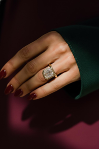 Bague de fiançailles en or jaune avec diamant de culture taille Asscher et sertissage pavé, style classique, bijoux fins pour femme - Product Image 5