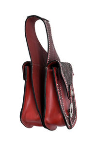 Bolsa de Cuero Rojo Hecha a Mano para Montura de Caballo con Tachuelas y Grabado Floral, Bolsa de Almacenamiento para Pomel de Caballo - Product Image 2