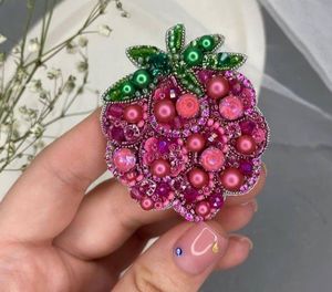 Broche de luxe faite à la main avec perles pour foulards, chapeaux et sacs, broche de créateur brodée avec des perles scintillantes, inspiration nature élégante - Product Image 1