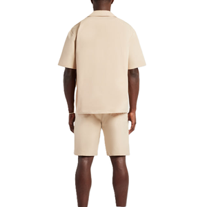 Ensemble court 2 pièces beige pour homme avec logo personnalisé, chemise à manches courtes boutonnée et short, tenue décontractée d'été style streetwear, nouveau design - Product Image 4