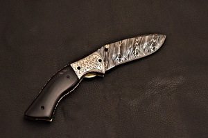 Couteau pliant artisanal en acier Damas, manche en corne noire, bolster gravé, couteau de chasse de poche personnalisé EDC Pasha 58HRC, garantie 3 ans - Product Image 5