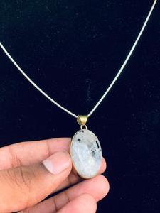 Lote al por mayor de collares hechos a mano con engaste de bisel para mujer, con colgante de piedra lunar natural arcoíris y dijes, hechos a mano. - Product Image 4