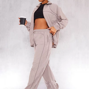 Nuevo Conjunto Deportivo de 2 Piezas para Mujer, Chaqueta Corta con Cremallera y Pantalones de Nailon con Bloques de Color, Logotipo Personalizado - Product Image 2