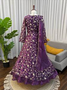 Ensemble Lehenga en Soie Brodé Violet avec Dupatta, Motifs Floraux et Sequins, Tenue Ethnique pour Mariage et Fêtes pour Femmes - Product Image 2